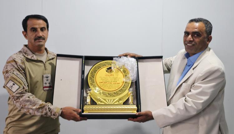 إدارة مستشفى الميداني السعودي تكرم  قائد قوة 808  للدعم والإسناد بدرع الشكر والعرفان نظيرا لجهوده المبدولة تجاه المستشفى 