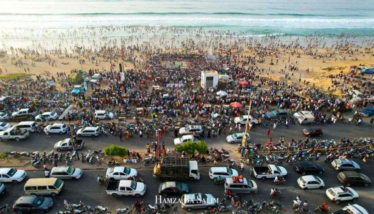 الآلاف يواصلون احياء فعاليات موسم البلدة بالمكلا