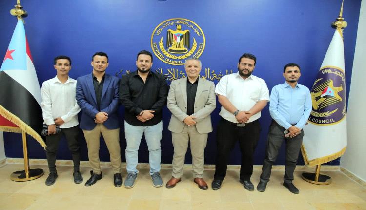 اليافعي يلتقي الفنانة التشكيلية نادية المفلحي وفريق المزاد الخيري للوحة (حنين)