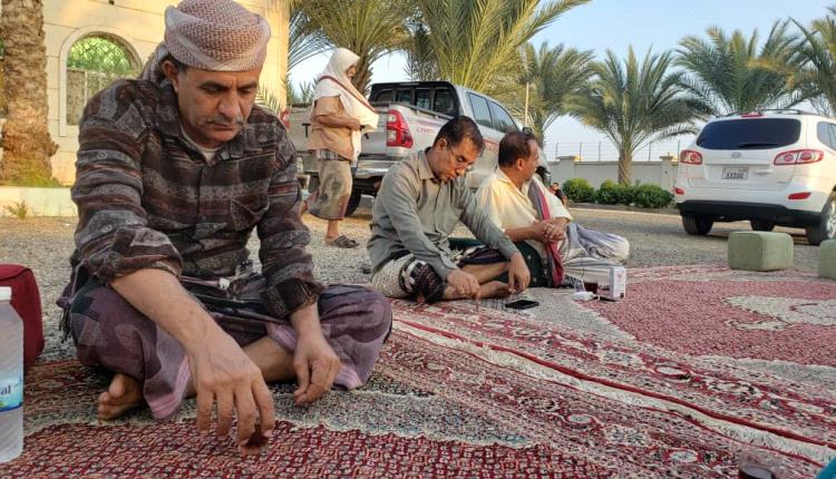 نائب رئيس انتقالي أبين يؤدي واجب العزاء لأسرة صالح الحشاش