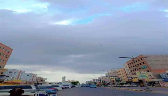أجواء غائمة مع زخات مطر خفيفة في عدن مع بداية الشهر الجديد

 