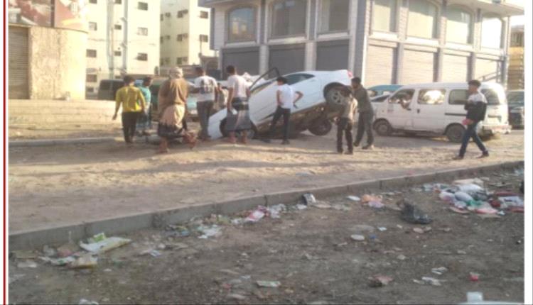 سقوط سيارة في حفرة عميقة بجانب شارع عام بالمنصورة

 