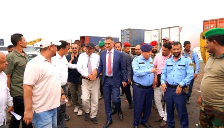 محافظ عدن يتفقد ميناء الحاويات ويدعو لتطوير المنظومة الرقابية