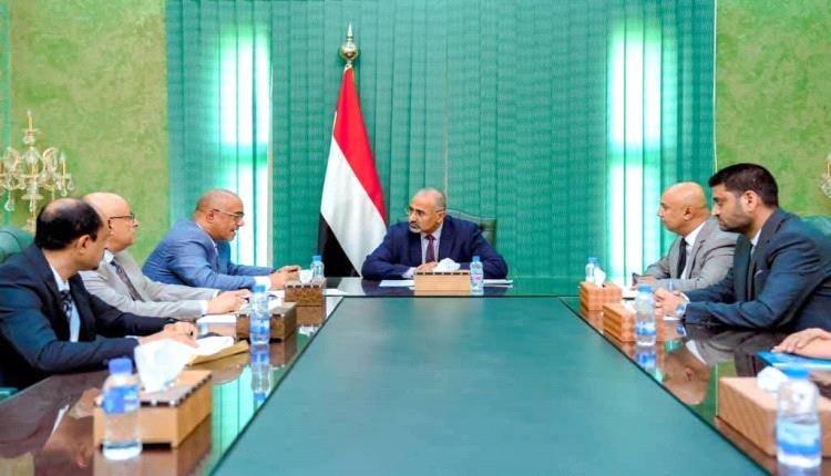 الرئيس الزُبيدي يشدد على أهمية النهوض بقطاع الاتصالات وفق رؤية استراتيجية حديثة