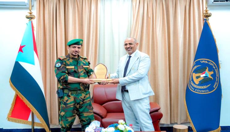 الرئيس عيدروس الزبيدي يكرم قائد حزام لحج نظير جهودة المتميزة في مكافحة الارهاب وتعزيز دعائم الأمن والأستقرار