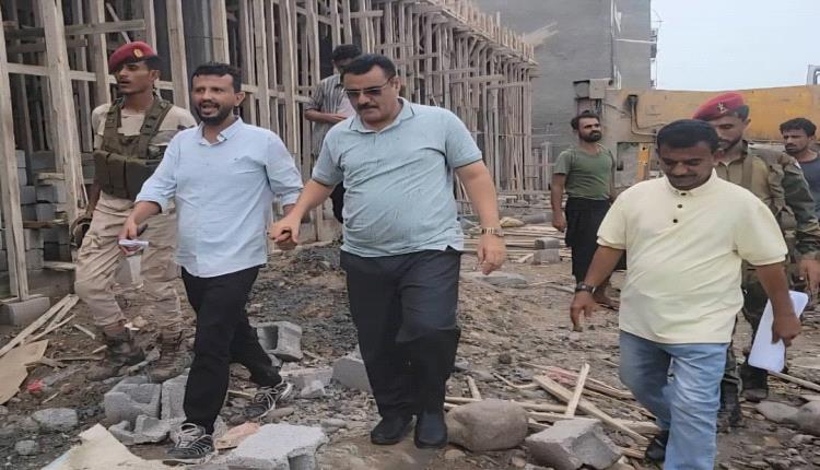 مدير عام المنصورة يتفقد أعمال المرحلة الثانية لمشروع بناء صالة لنادي أهلي عدن