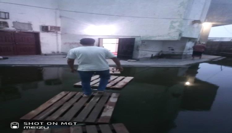 خور مكسر... مياة المجاري بالقرية الروسية تحاصر مسجد الصديق من عدة اتجاهات 