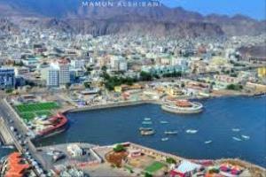 السلطة المحلية بالعاصمة عدن تواصل جهوده إزالة تأثيرات المنخفض الجوي وتطلق نداءً لمساعدة الأسر المتضررة في الحسوة وبئر أحمد
