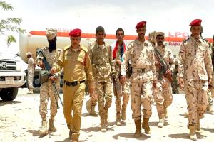 العميد الكعلولي والمقدم النقيب يتفقدان النقاط العسكرية في خط الرويك- عارين بشبوة