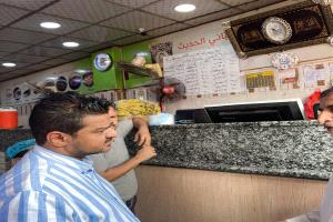 مأمور الشيخ عثمان وسام معاوية ينفذ حملة لإغلاق المطاعم المخالفة للأسعار