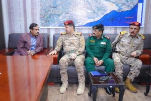 المحافظ بن الوزير يبحث مع القيادات العسكرية والأمنية سبل الحد من مخاطر الهجرة غير الشرعية على محافظة شبوة. 