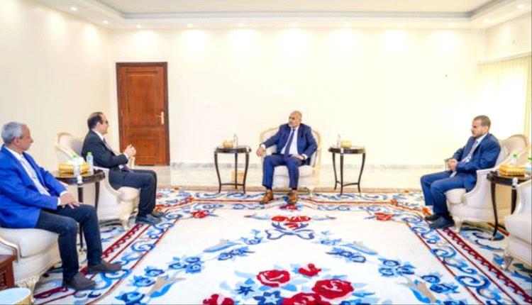 الرئيس الزُبيدي يبحث أوضاع المستشفيات الحكومية وتعزيز صناعة الدواء