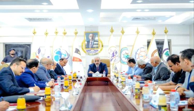 الرئيس الزُبيدي يتفقد وزارة النقل ويبحث تطوير بنيتها التحتية