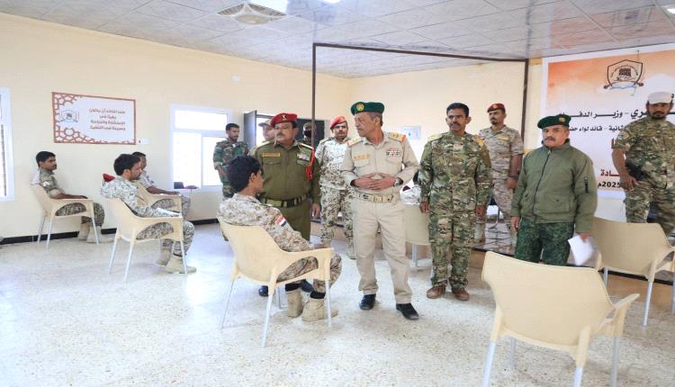 قائد المنطقة العسكرية الثانية يتفقد سير الامتحانات بدورة قادة السرايا في معهد الشهيد صالح أبوبكر بن حسينون لتدريب وتأهيل القادة بالمكلا