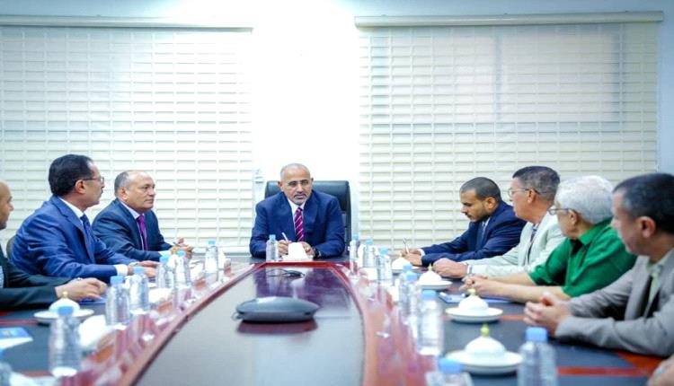 الرئيس الزُبيدي يتفقد سير العمل بوزارة الصناعة والتجارة