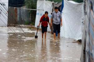 وفاة أطفال في غزة جراء البرد القارس وسط أزمة إنسانية خانقة..