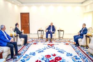 الرئيس الزُبيدي يبحث أوضاع المستشفيات الحكومية وتعزيز صناعة الدواء