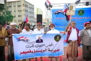 وفد من أبناء الريدة يصل إلى ساحة الاعتصام بالمكلا