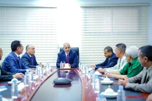 الرئيس الزُبيدي يتفقد سير العمل بوزارة الصناعة والتجارة