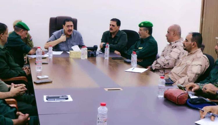 اللواء الشعيبي يترأس اجتماعًا أمنيًا لمناقشة جهود تعزيز أداء مراكز الشرطة بالعاصمة عدن