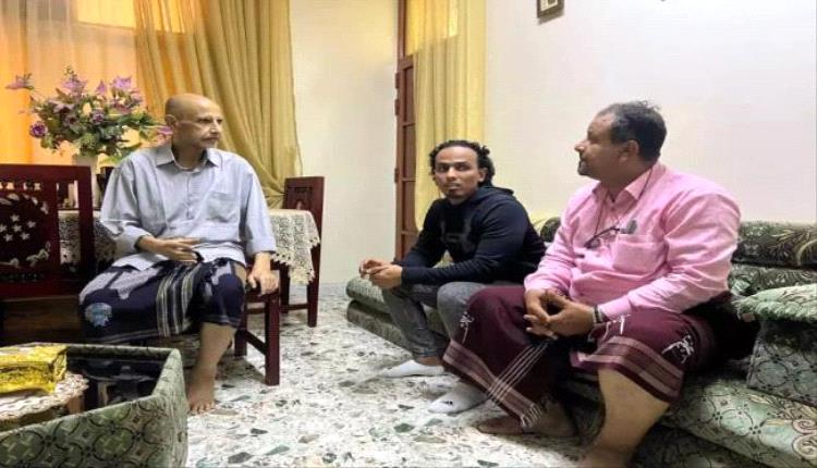 السقاف يزور التربوي القدير زكي مسعد للاطمئنان على صحته