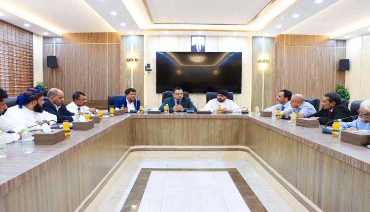 السقطري والحريزي يناقشان مشاريع التنمية مع قيادة السلطة المحلية بمحافظة المهرة