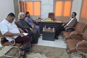 رئيس الهيئة العامة للأراضي ومحافظ سقطرى يناقشان تنفيذ المخطط العام مستربلان لسقطرى