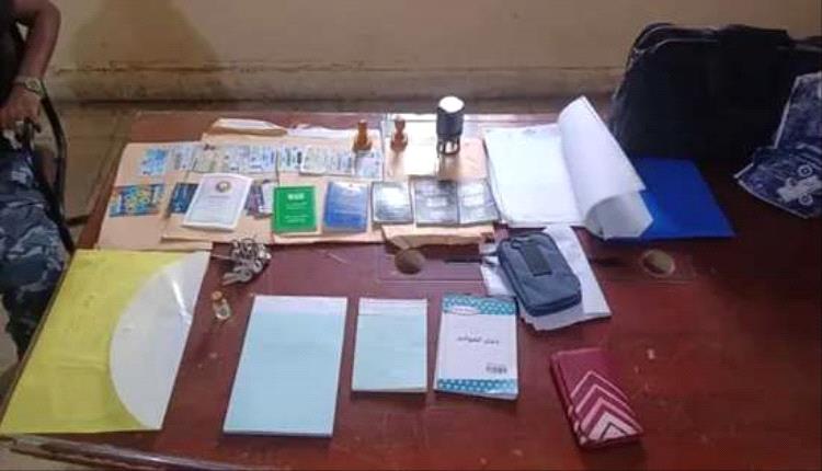 حضرموت.. القبض على متهم سرق مقتنيات من سيارات بالمكلا