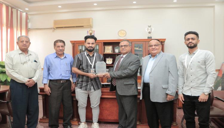 مؤسسة "إبذار" تكرّم رئيس جامعة عدن بمناسبة الذكرى الثامنة لتأسيسها