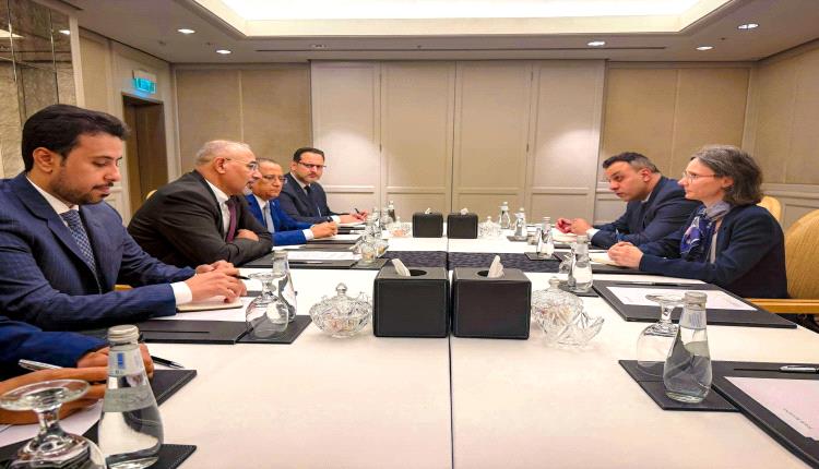 الرئيس الزُبيدي يبحث مع السفيرة الفرنسية المستجدات السياسية ويؤكد على ضرورة تحييد الاقتصاد عن الاستهداف الحوثي