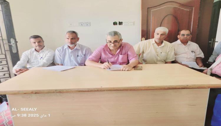 مدير عام مكتب التربية بالضالع يعقد إجتماعا موسعا مع مدراء التربية ورؤساء المراكز الإختبارية