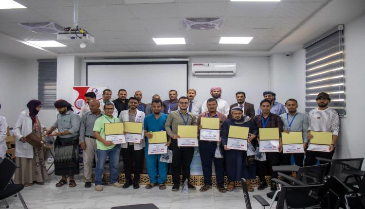 مستشفى عدن التعاوني الخيري يكرم موظفيه المتميزين بمناسبة عيد العمال العالمي