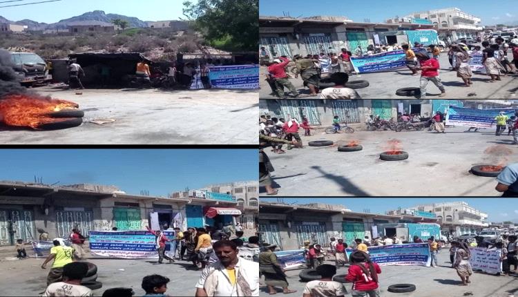 تواصل الاحتجاجات في مديرية المسيمير للمطالبة بإقالة المدير العام