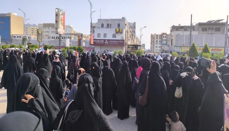 انطلاق وقفة احتجاجية لنساء عدن للمطالبة بالخدمات وتحسين الوضع المعيشي