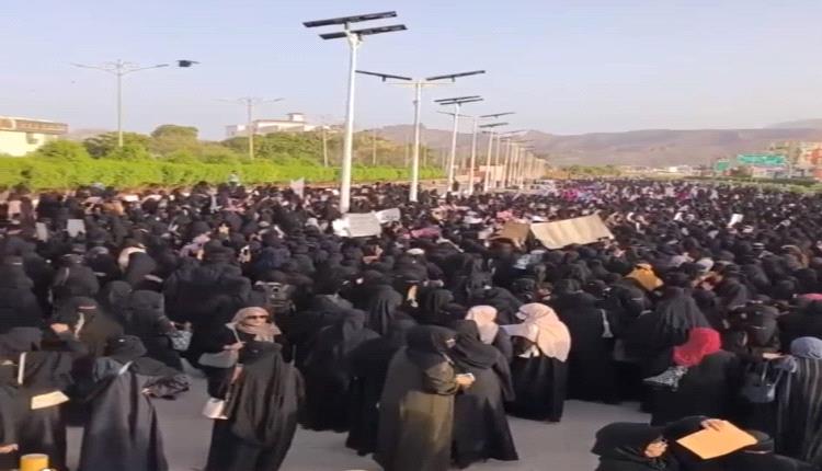تظاهرة نسوية حاشدة في العاصمة عدن للمطالبة بتحسين الخدمات