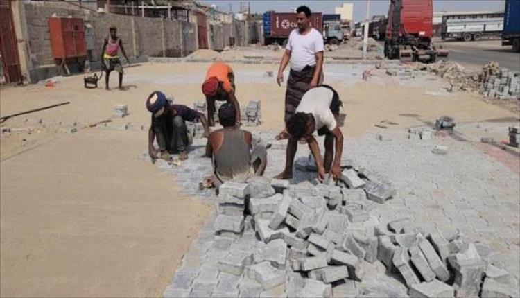 استمرار أعمال الرصف الحجري في شوارع الدرين بالمنصورة