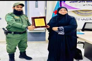 المقدم مياس الجعدني يكرم قانونية المجلس الانتقالي تقديرًا لجهودهم التوعوية