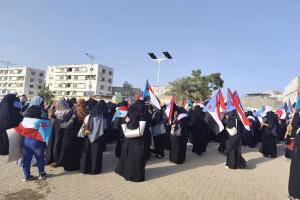 عدن: الوقفة الثانية لحرائر وماجدات عدن للمطالبة بتوفير الكهرباء وتحسين الوضع المعيشي 