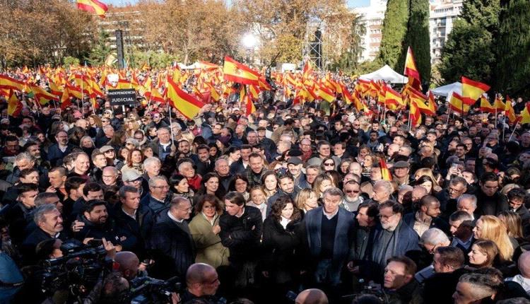 آلاف الإسبان يحتجون في مدريد للمطالبة باستقالة الحكومة وإجراء انتخابات فورية