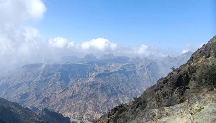 تصعيد خطير: الحوثيون يدفعون بتعزيزات ويستحدثون مواقع جديدة في تعز والضالع