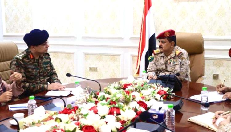 وزير الدفاع يبحث مع الملحق العسكري الهندي تعزيز التعاون المشترك