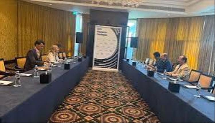 وزير الخارجية يشيد بالمواقف السويسرية الداعمة لليمن