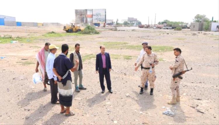 مدير عام دارسعد يتفقد سير العمل في مشروعي محطة الضخ وخط الصرف الصحي بالعريش