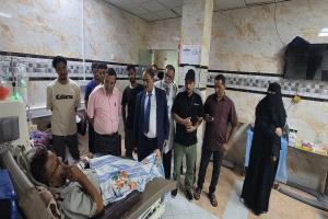 محافظ الضالع يزور مركز الغسيل الكلوي ويشرف على اجراء عملية الاستلام والتسليم بين المديرين. 