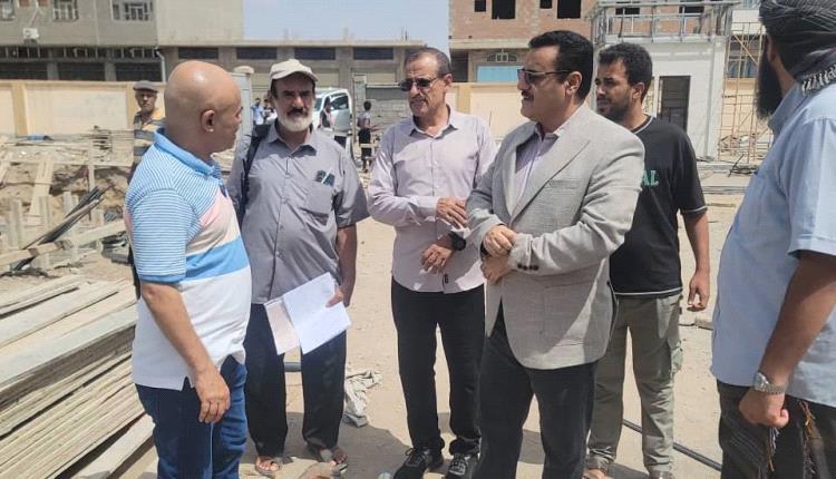 برعاية وزير الدولة - محافظ العاصمة عدن - عبدالرحمن شيخ..
مدير عام المنصورة يدشن مشروع بناء مكاتب للصحة والتربية بالمديرية
