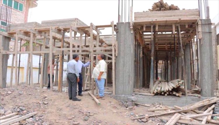 مدير عام خورمكسر يطّلع على تقدم العمل في مشروع فصول جديدة بثانوية عبدالباري للبنات