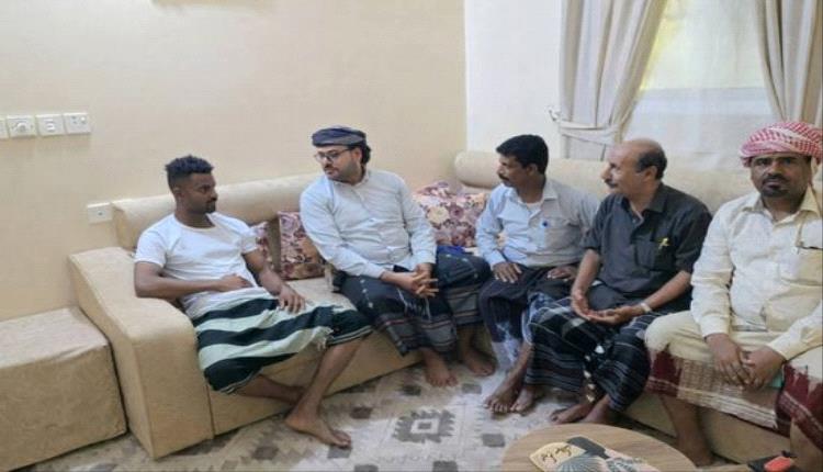 وفد من انتقالي حضرموت يتفقد الجريح أسامة الجامع