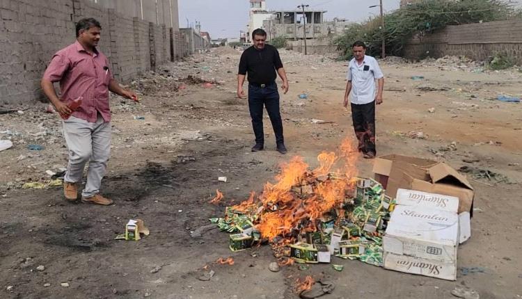 بتوجيهات مدير عام المديرية أحمد الداؤودي..
صحة البيئة بالمنصورة تتلف أكثر من "200" باكت من شمة الحوت المحضور