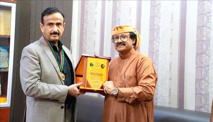 المحافظ بن الوزير يتسلّم درع الوفاء من رياضيي “الزمن الجميل” بمحا..