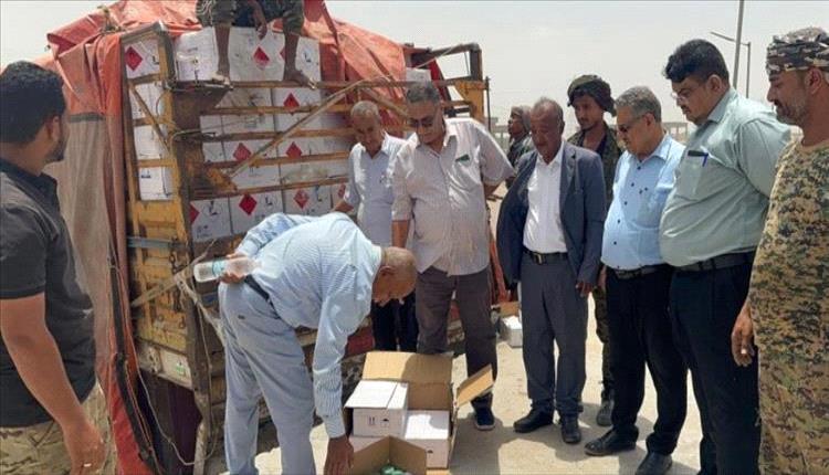 نزول لجنة من وزارة الزراعة والأسماك لمعاينة شاحنة مبيدات حشرية مضبوطة بمحافظة لحج